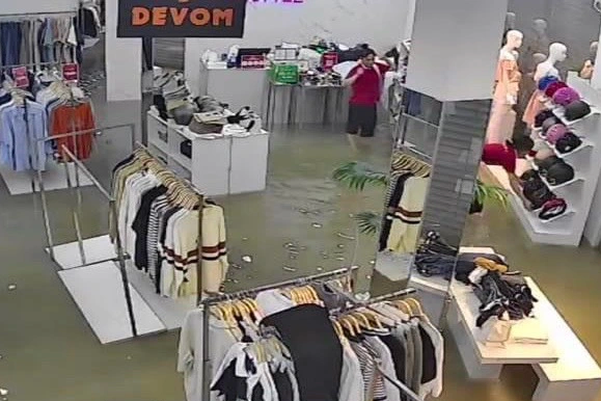 Người dân khốn khổ sau trận mưa lớn kéo dài gây ngập nặng ở Bình Dương - 6 Người dân khốn khổ sau trận mưa lớn kéo dài gây ngập nặng ở Bình Dương - 6