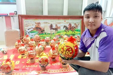 Thầy giáo 8X “gây sốt” bằng vẽ thư pháp trên mâm ngũ quả ngày Tết