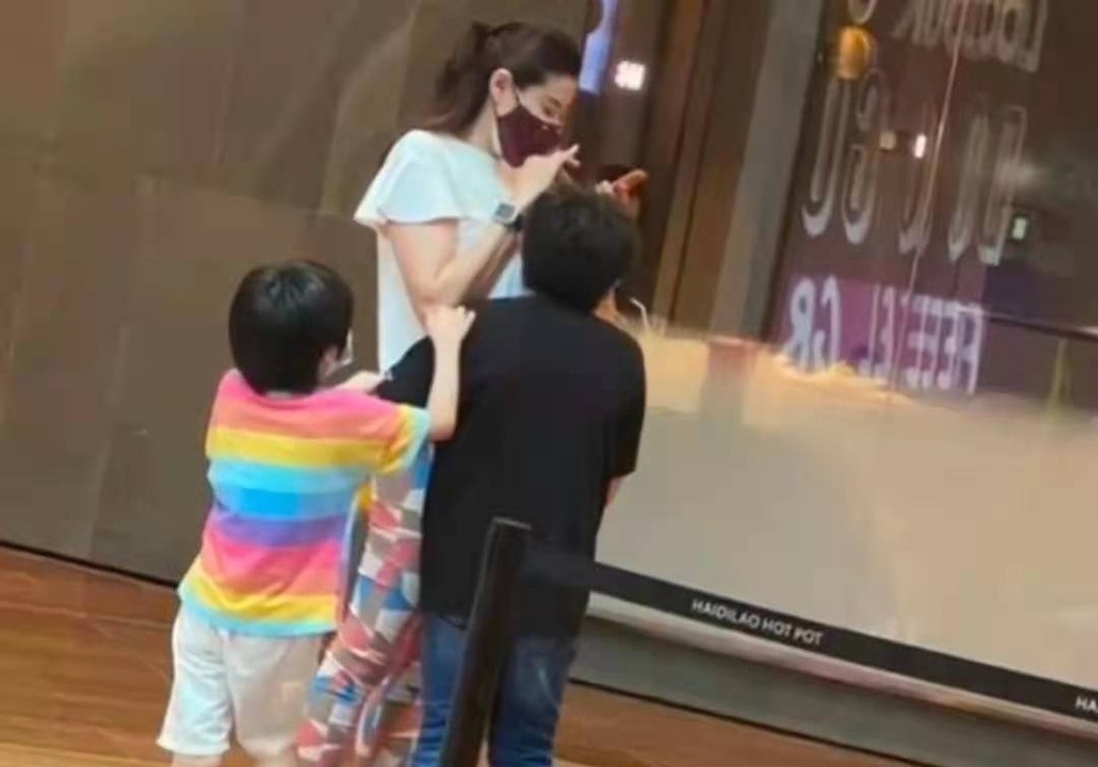 Trương Bá Chi lần đầu để lộ mặt con trai thứ ba - 3 Trương Bá Chi lần đầu để lộ mặt con trai thứ ba - 3