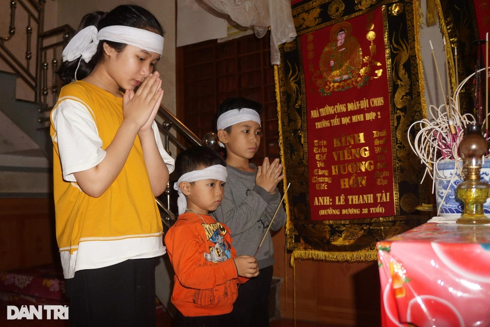 Cha bị máy cày đè tử vong, 3 đứa bé đầu đội khăn tang, tương lai mù mịt - 2 Cha bị máy cày đè tử vong, 3 đứa bé đầu đội khăn tang, tương lai mù mịt - 2