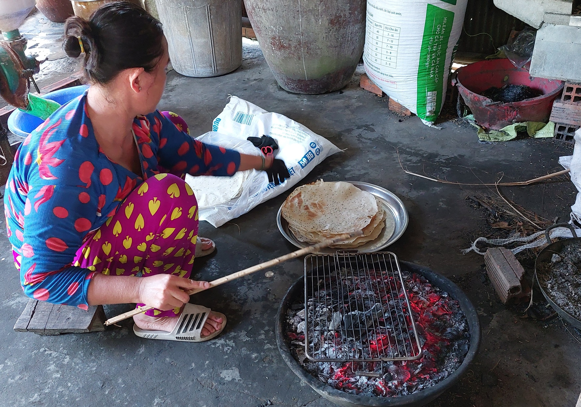 Làng nghề bánh tráng 100 tuổi tất bật những ngày giáp Tết - 10 Làng nghề bánh tráng 100 tuổi tất bật những ngày giáp Tết - 10