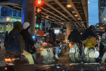 Clip "khoảnh khắc ấm lòng giữa ngày đông Hà Nội lạnh giá" gây bão mạng