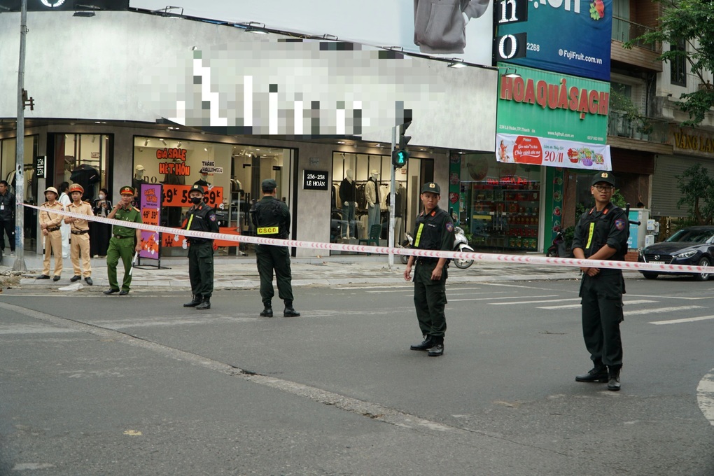 Cảnh sát phong tỏa đường, khám xét một số tiệm vàng ở Thanh Hóa - 1