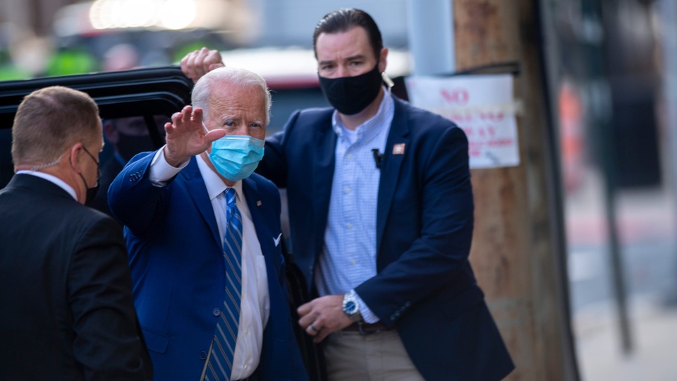 Ông Biden bị nứt xương bàn chân, có thể phải dùng giày tập đi - 1 Ông Biden bị nứt xương bàn chân, có thể phải dùng giày tập đi - 1