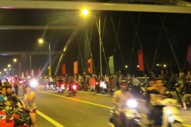 Nửa đêm, hàng trăm người háo hức chờ thông xe cầu Niệm