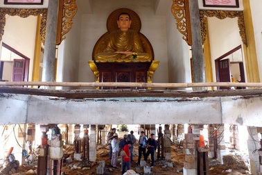 Nâng cả ngôi chánh điện 2.000 tấn lên cao... 3m