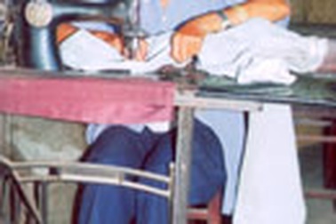 Nuôi 4 con đỗ đạt bằng một chiếc máy khâu