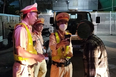 CSGT kiểm tra độ cồn, người vi phạm nói "chỉ uống 2-3 lon cho vui"