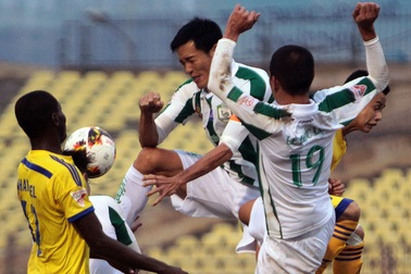 V-League: Siết chặt kỷ luật vẫn đầy bạo lực