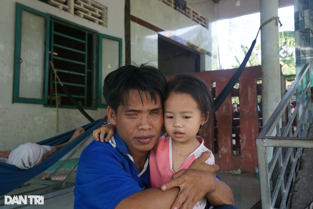 Chuyện chàng mù miền Tây leo dừa nhanh như sóc có tình yêu đẹp như cổ tích - 4 Chuyện chàng mù miền Tây leo dừa nhanh như sóc có tình yêu đẹp như cổ tích - 4