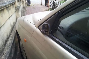 Chào thua đạo chích, cắm gương xe máy vào ôtô