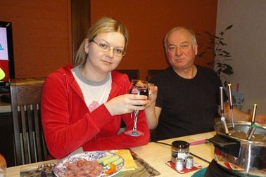 Bí ẩn 4 giờ tắt điện thoại của cha con cựu điệp viên Nga