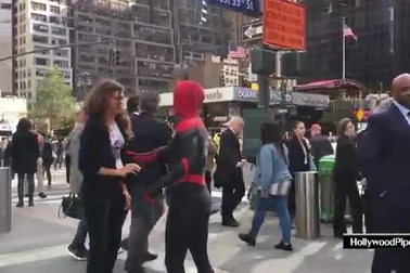 Tom Holland và Zendaya quay phim trên phố