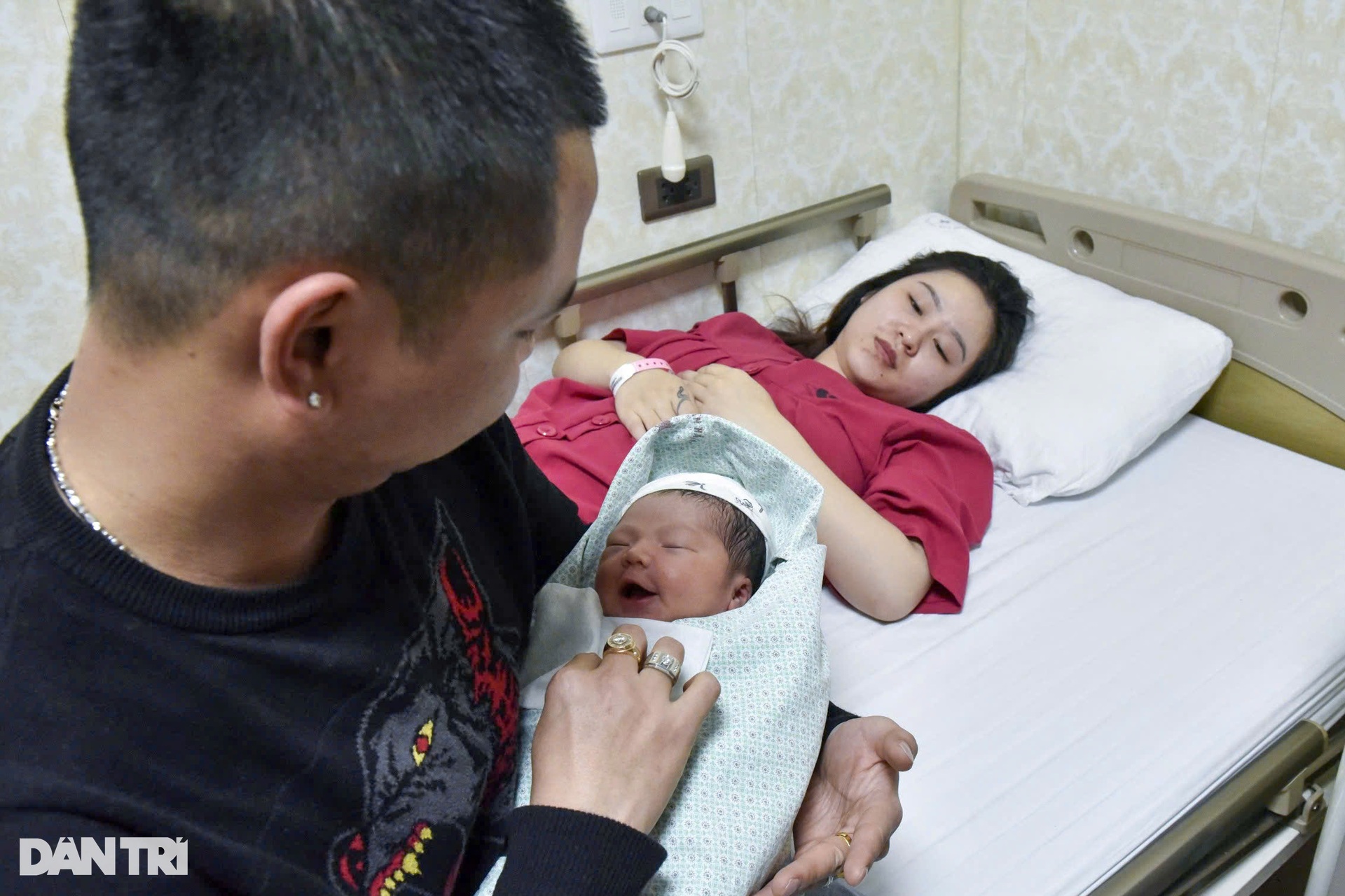 Xuyên đêm đón những công dân 2025 Việt Nam đầu tiên - 9 Xuyên đêm đón những công dân 2025 Việt Nam đầu tiên - 9