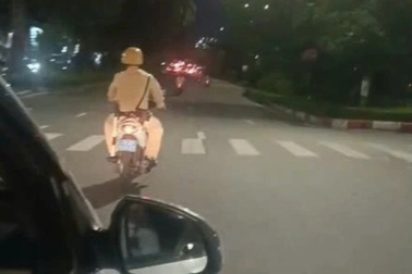 Thiếu tá CSGT dẫn đường cho xe taxi chở bệnh nhân đi cấp cứu