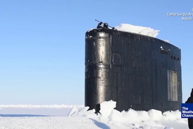 Tàu ngầm hạt nhân Mỹ đội tung băng Bắc Cực ngoi lên