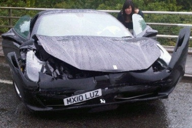 Đâm hỏng siêu xe Ferrari 458 Italia đi thuê