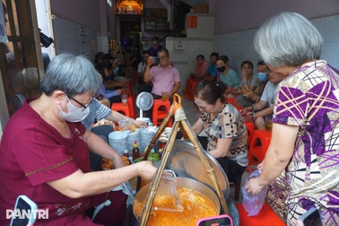 Quán bánh canh "nhanh nhất TPHCM" nghỉ bán, khách vội đến ăn vẫn không kịp