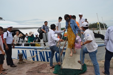 8 tàu cao tốc "giải cứu" 2.000 du khách mắc kẹt ở Lý Sơn