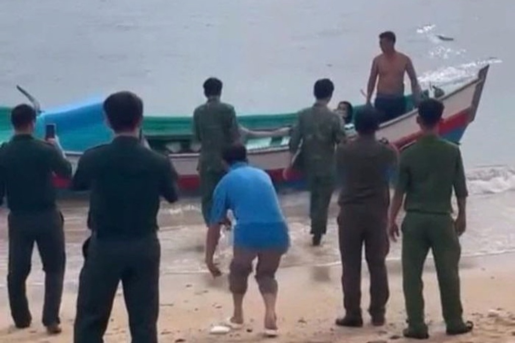 Nữ du khách bị lật SUP được cứu sống sau một đêm trôi trên biển Phú Quý - 1 Nữ du khách bị lật SUP được cứu sống sau một đêm trôi trên biển Phú Quý - 1