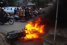 Châm lửa đốt cháy xe khi bị cảnh sát hỏi giấy tờ