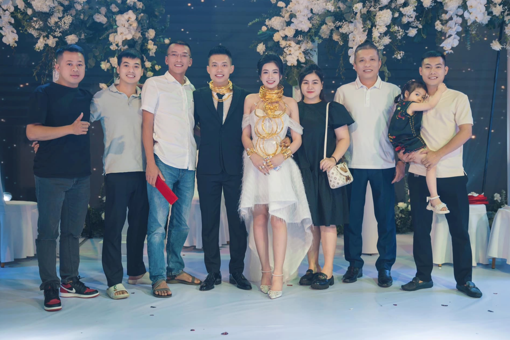 Cô dâu, chú rể đeo vàng trĩu cổ trong ngày cưới ở Thanh Hóa - 3 Cô dâu, chú rể đeo vàng trĩu cổ trong ngày cưới ở Thanh Hóa - 3