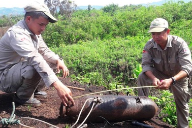 Di chuyển an toàn quả bom “khủng” nặng hơn 100 kg