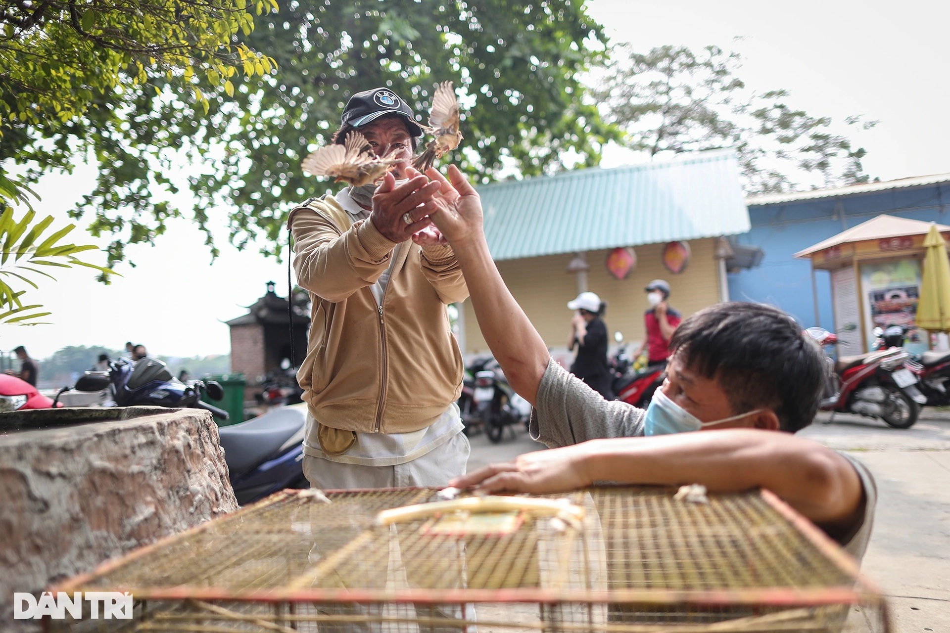 Người dân thuê thuyền ra giữa sông Sài Gòn thả cá tiễn ông Táo - 15