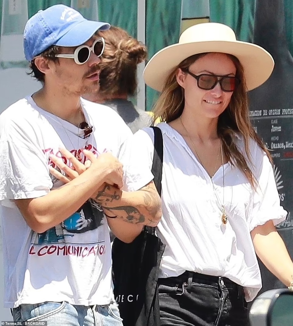 Mỹ nhân Hollywood Olivia Wilde và phi công kém 10 tuổi nắm tay ra phố - 2 Mỹ nhân Hollywood Olivia Wilde và phi công kém 10 tuổi nắm tay ra phố - 2