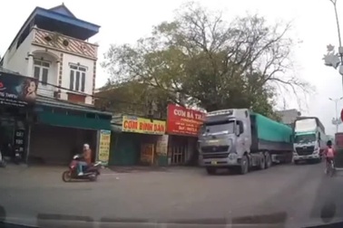 Khoảnh khắc rợn người khi bé gái bất ngờ ngã xuống gầm xe tải