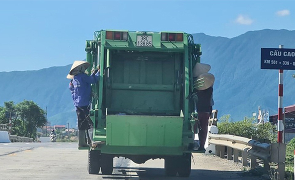 Tước bằng lái tài xế để 4 công nhân thu gom rác “đùa giỡn với thần chết” - 1 Tước bằng lái tài xế để 4 công nhân thu gom rác “đùa giỡn với thần chết” - 1
