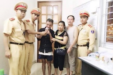 Cụ ông lạc đường được CSGT giúp tìm người thân