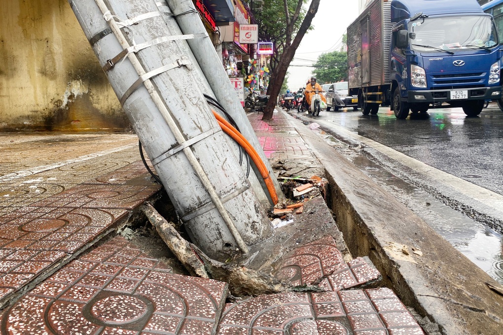 Trụ điện ở TPHCM đổ nghiêng vào nhà dân sau nhiều giờ mưa lớn - 2 Trụ điện ở TPHCM đổ nghiêng vào nhà dân sau nhiều giờ mưa lớn - 2