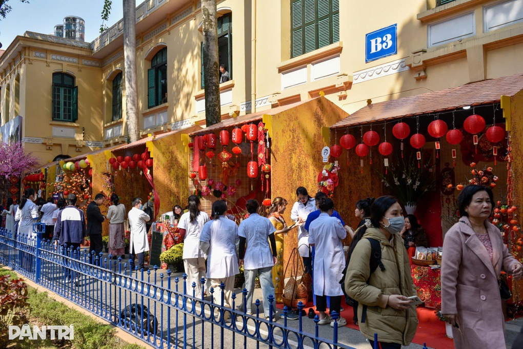 Mang Tết vào viện giúp bệnh nhân bớt nỗi lo bệnh tật - 1 Mang Tết vào viện giúp bệnh nhân bớt nỗi lo bệnh tật - 1