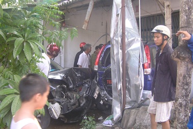 Ô tô con mất lái lao qua đường, 2 cháu bé thoát chết