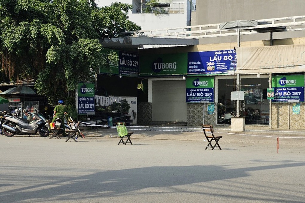 Nam thanh niên bị chém tử vong trước quán lẩu ở TPHCM - 1 Nam thanh niên bị chém tử vong trước quán lẩu ở TPHCM - 1