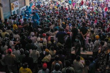 Hàng nghìn người chen chúc test nhanh Covid-19 ở chợ đầu mối Bình Điền