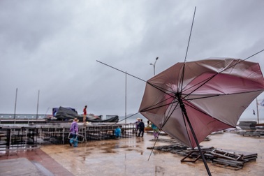 Thí sinh Hoa hậu Việt Nam ở Nghệ An vẫn tập luyện dù mưa bão