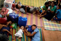 Hàng nghìn người chạy trốn khỏi vòng vây phiến quân thân IS ở Philippines