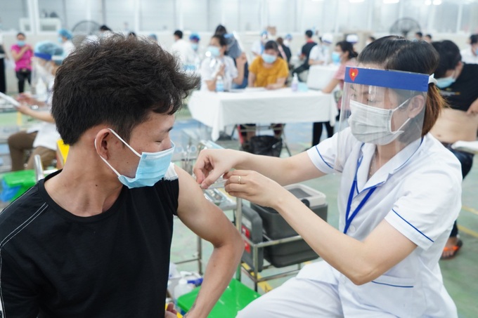 Hàng nghìn công nhân khu công nghiệp Quang Minh được tiêm vaccine Covid-19 - Ảnh 1.