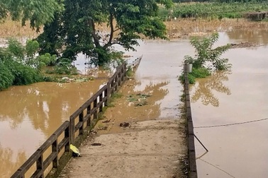 Nước lũ lên cao, các xã vùng hạ lưu sông Lam đồng loạt cấm đò ngang