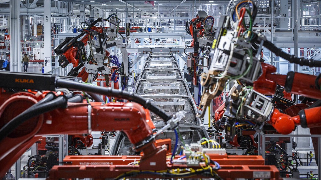 Robot ở dây chuyền sản xuất bên trong nhà máy của Tesla (Ảnh: Getty). Robot ở dây chuyền sản xuất bên trong nhà máy của Tesla (Ảnh: Getty).