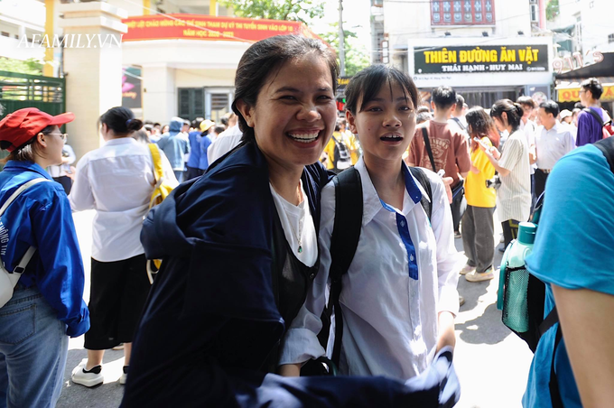 Phụ huynh và thí sinh cười hớn hở sau buổi thi Văn nhưng hài nhất là biểu cảm của nam sinh này: Ra sớm tận 15 phút, quá oách! - Ảnh 11. Phụ huynh và thí sinh cười hớn hở sau buổi thi Văn nhưng hài nhất là biểu cảm của nam sinh này: Ra sớm tận 15 phút, quá oách! - Ảnh 11.