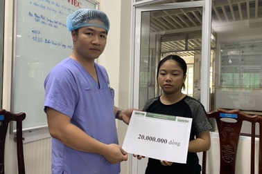 Báo Dân trí trao "nóng" 20 triệu đồng cứu chữa 2 bà cháu sống sót trong vụ hoả hoạn