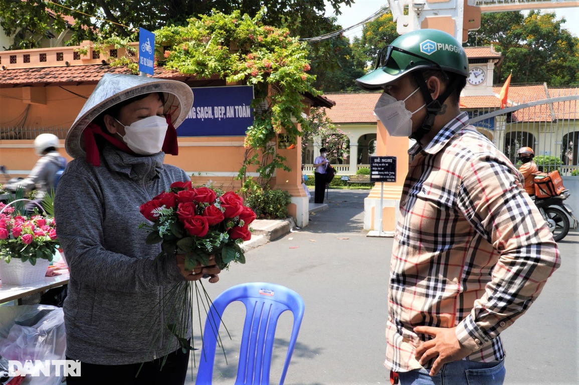 Hoa tiền, hoa kim cương... mòn mỏi đợi khách trên con đường tình yêu - 2 Hoa tiền, hoa kim cương... mòn mỏi đợi khách trên con đường tình yêu - 2