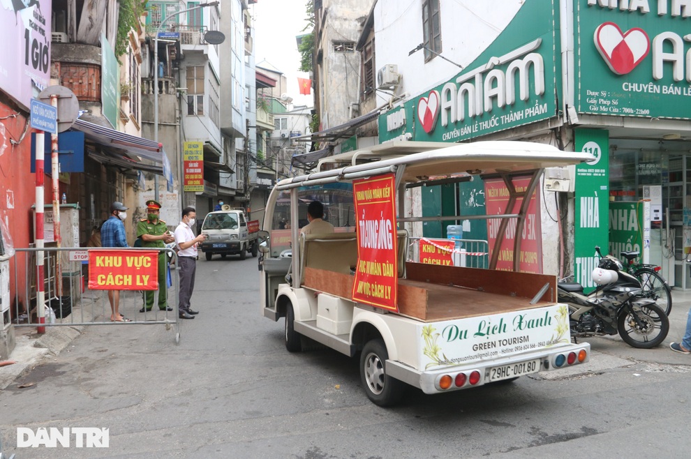 Hà Nội lập rào thép gai, phong tỏa nhiều lớp trên phố Văn Chương - 9 Hà Nội lập rào thép gai, phong tỏa nhiều lớp trên phố Văn Chương - 9
