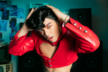 Trọng Hiếu gây bất ngờ với thời trang phi giới tính trong MV mới