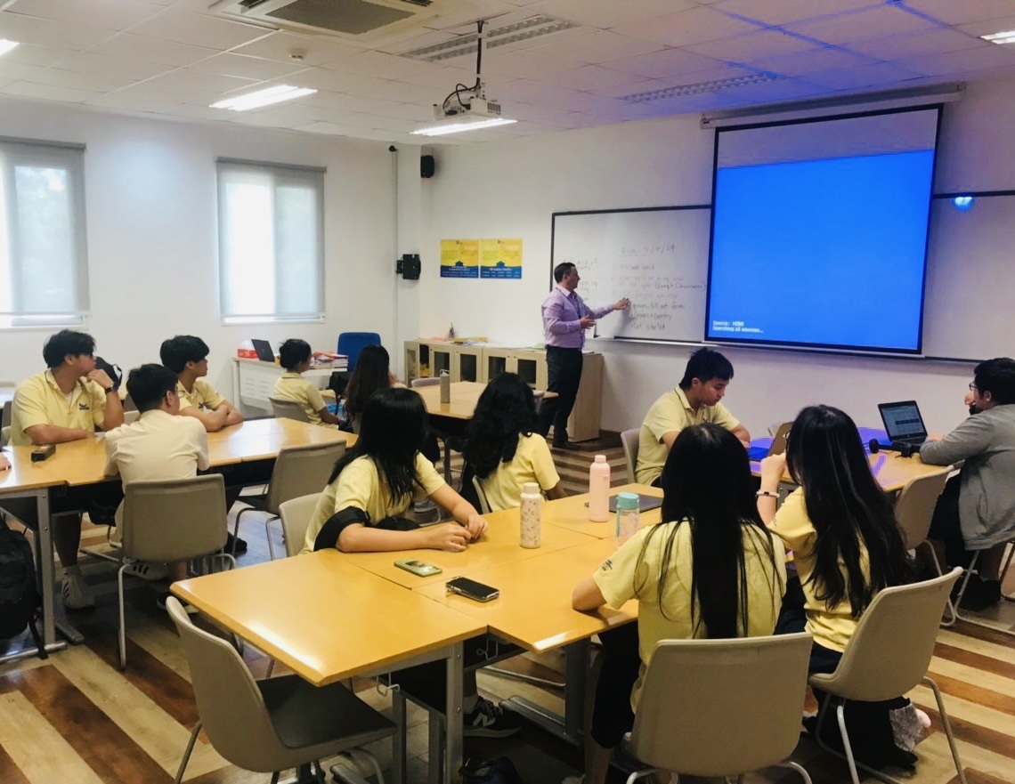 Từ vụ trường Quốc tế Mỹ, lộ kẽ hở khiến bố mẹ cầm lưỡi dao để con đi học - 4 Từ vụ trường Quốc tế Mỹ, lộ kẽ hở khiến bố mẹ cầm lưỡi dao để con đi học - 4