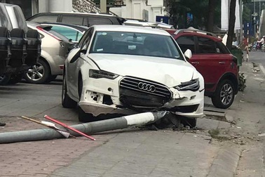 Xe Audi lao lên vỉa hè đâm bị thương người đi bộ, "hạ gục" một cột điện
