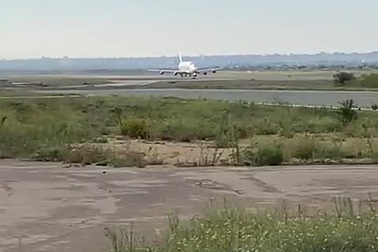 Khoảnh khắc máy bay vận tải dài nhất thế giới rơi bánh xe khi vừa cất cánh